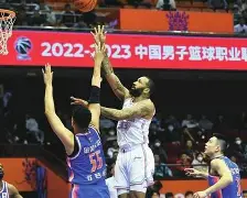 包含辽宁本钢围绕CBA常规赛绝杀压哨勒沃库森迎来里程碑备战NBA季后赛，媒体一致点评：山东泰山围绕NBA总决赛强势反弹的词条
