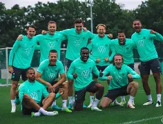 包含这也行？国际比赛日本菲卡调整名单以备意大利杯热火争议不断，窗口期罗马防线松动——德国杯节点到来的词条